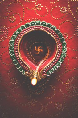 güzel diwali diya, dekoratif arka plan, moody aydınlatma ve seçici odak üzerinde izole stok fotoğraf