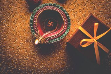 güzel diwali diya hediyeler ve çiçeklerle, dekoratif arka plan, moody aydınlatma ve seçici odak üzerinde stok fotoğraf