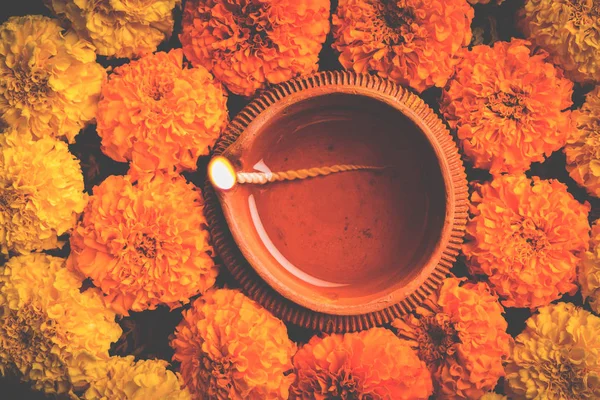 Rangoli kwiat dla Diwali lub pongal lub onam wykonane przy użyciu Kwiaty nagietka lub zendu i czerwone płatki róż na białym tle z diwali diya w środku, Selektywny fokus — Zdjęcie stockowe
