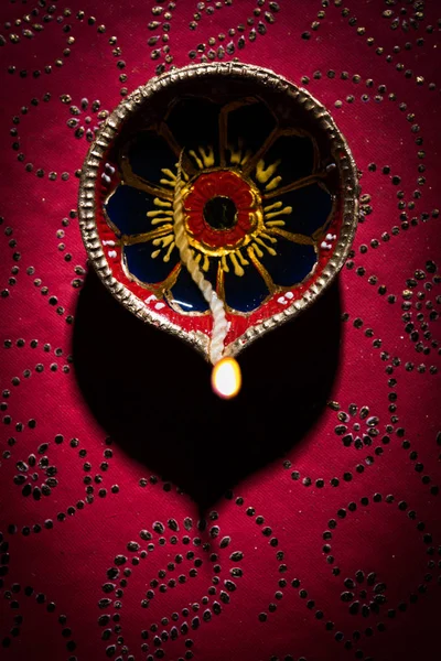 Lagerfoto av vakre diwali diya, isolert over dekorativ bakgrunn, humørbelysning og selektivt fokus – stockfoto