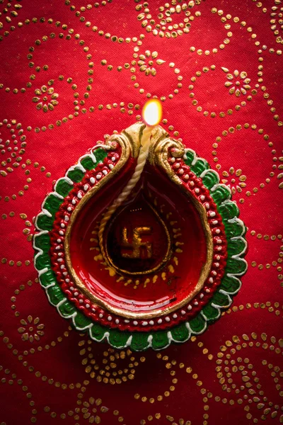 güzel diwali diya, dekoratif arka plan, moody aydınlatma ve seçici odak üzerinde izole stok fotoğraf