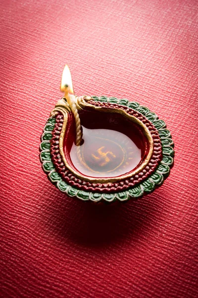 Foto stock de belo diwali diya, isolado sobre fundo decorativo, iluminação temperamental e foco seletivo — Fotografia de Stock