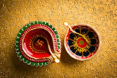 güzel diwali diya, dekoratif arka plan, moody aydınlatma ve seçici odak üzerinde izole stok fotoğraf