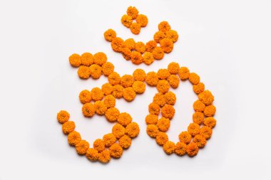 Aum veya kadife çiçeği çiçek aranjmanı kullanılarak yapılan om sözcüğün stok fotoğraf