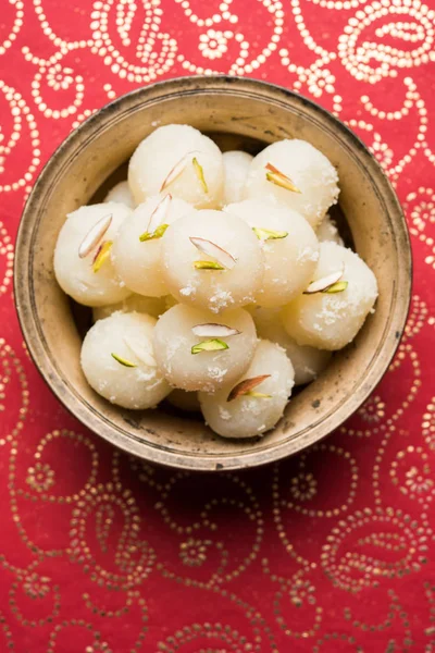 Foto de Rasgulla o esponja Ras Gulla, Está hecho de albóndigas en forma de bola de chhena y masa de sémola, cocinado en jarabe ligero hecho de azúcar . — Foto de Stock