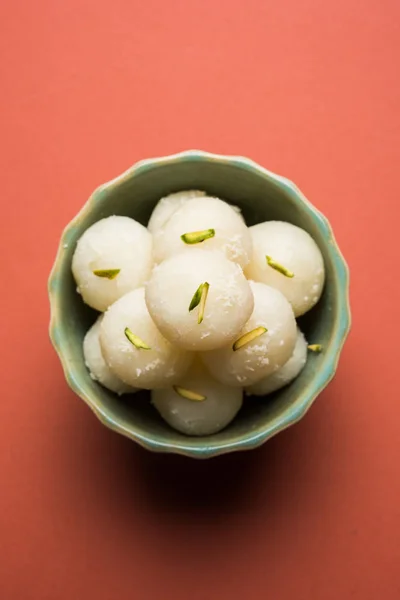 Foto Stok Rasgulla atau spons Ras Gulla, Ini terbuat dari bakso berbentuk bola chhena dan adonan semolina, dimasak dalam sirup cahaya yang terbuat dari gula . — Stok Foto