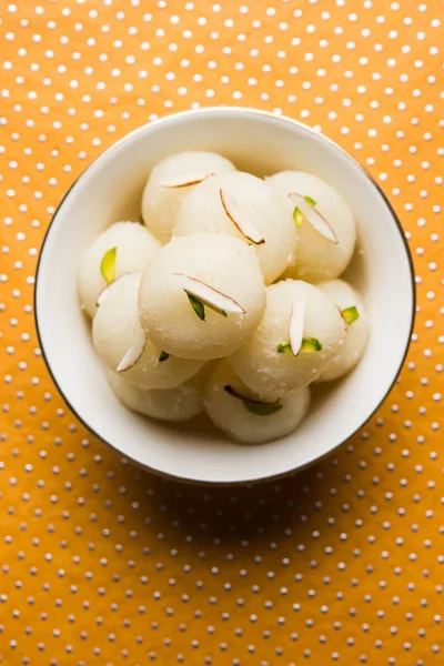 Foto de Rasgulla o esponja Ras Gulla, Está hecho de albóndigas en forma de bola de chhena y masa de sémola, cocinado en jarabe ligero hecho de azúcar . — Foto de Stock