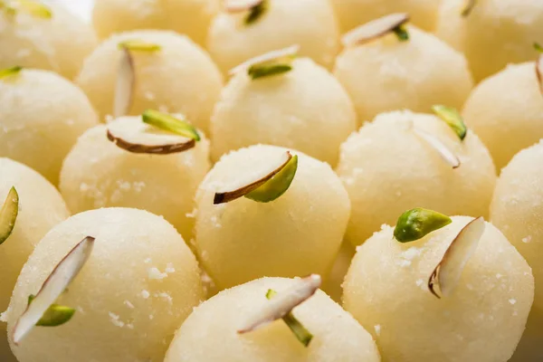 Foto de Rasgulla o esponja Ras Gulla, Está hecho de albóndigas en forma de bola de chhena y masa de sémola, cocinado en jarabe ligero hecho de azúcar . —  Fotos de Stock