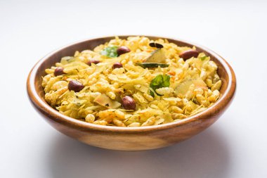 Hint geleneksel ve popüler snack poha chivda veya öğeleri gibi ince düzleştirilmiş pirinç, kırmızı biber kızartma üzerinden yapılan chivada, köri yaprakları, yer fıstığı, kaju fındık ve badem. seçici odak