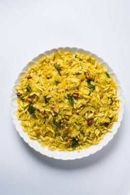 Hint geleneksel ve popüler snack poha chivda veya öğeleri gibi ince düzleştirilmiş pirinç, kırmızı biber kızartma üzerinden yapılan chivada, köri yaprakları, yer fıstığı, kaju fındık ve badem. seçici odak