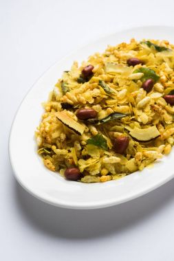Hint geleneksel ve popüler snack poha chivda veya öğeleri gibi ince düzleştirilmiş pirinç, kırmızı biber kızartma üzerinden yapılan chivada, köri yaprakları, yer fıstığı, kaju fındık ve badem. seçici odak