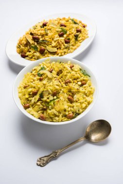 Hint geleneksel ve popüler snack poha chivda veya öğeleri gibi ince düzleştirilmiş pirinç, kırmızı biber kızartma üzerinden yapılan chivada, köri yaprakları, yer fıstığı, kaju fındık ve badem. seçici odak