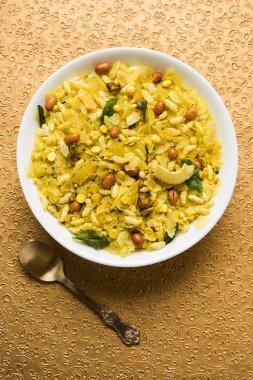 Hint geleneksel ve popüler snack poha chivda veya öğeleri gibi ince düzleştirilmiş pirinç, kırmızı biber kızartma üzerinden yapılan chivada, köri yaprakları, yer fıstığı, kaju fındık ve badem. seçici odak