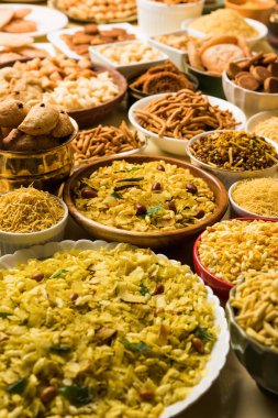 Diwali gıda, Diwali aperatifler veya Diwali tatlılar stok fotoğraf gibi anarsa, bakarvadi, chakli, sev, bhujiya, bacak soluk ve chivda veya chiwada, karanji, favori Hint diwali tarifi, seçici odak