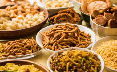 Diwali gıda, Diwali aperatifler veya Diwali tatlılar stok fotoğraf gibi anarsa, bakarvadi, chakli, sev, bhujiya, bacak soluk ve chivda veya chiwada, karanji, favori Hint diwali tarifi, seçici odak
