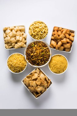 stok fotoğraf ile shakkar para ya da shankar soluk, Shakkarpare, sarı Namkeen sev çeşitli Shakarpali beyaz kase sanatsal olarak düzenlenmiş seçici odak hizmet