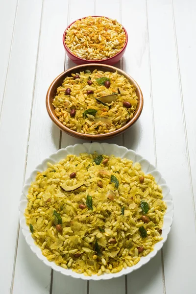 Hint geleneksel ve popüler snack poha chivda veya öğeleri gibi ince düzleştirilmiş pirinç, kırmızı biber kızartma üzerinden yapılan chivada, köri yaprakları, yer fıstığı, kaju fındık ve badem. seçici odak