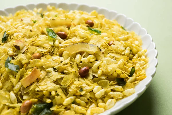 Poha chivda lanche tradicional e popular indiano ou chivada feita a partir de itens de fritura como arroz fino achatado, pimenta vermelha, folhas de caril, amendoim, castanha de caju e amêndoas. foco seletivo — Fotografia de Stock