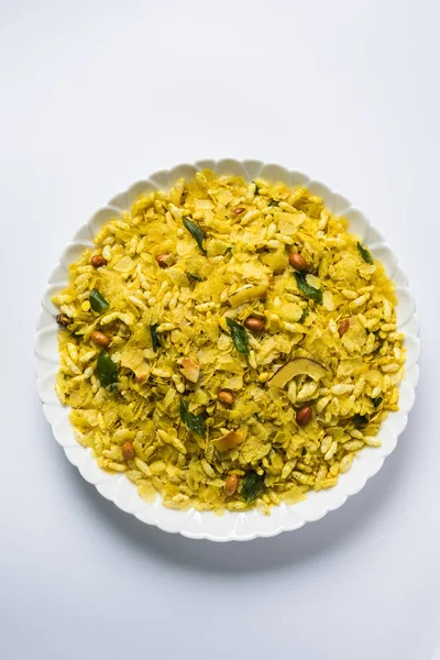 Hint geleneksel ve popüler snack poha chivda veya öğeleri gibi ince düzleştirilmiş pirinç, kırmızı biber kızartma üzerinden yapılan chivada, köri yaprakları, yer fıstığı, kaju fındık ve badem. seçici odak