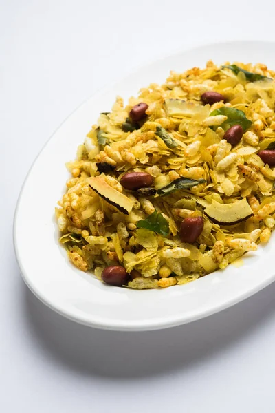 Hint geleneksel ve popüler snack poha chivda veya öğeleri gibi ince düzleştirilmiş pirinç, kırmızı biber kızartma üzerinden yapılan chivada, köri yaprakları, yer fıstığı, kaju fındık ve badem. seçici odak