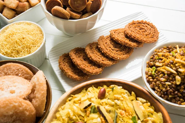 Foto de stock de alimentos Diwali o bocadillos Diwali o dulces Diwali como anarsa, bakarvadi, chakli, sev, bhujiya, shankar pálido y chivda o chiwada, karanji, receta de diwali indio favorito, enfoque selectivo — Foto de Stock