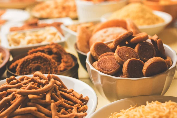 Stockfoto van Diwali voedsel of Diwali snacks of Diwali snoepjes zoals anarsa, bakarvadi, chakli, sev, bhujiya, shankar bleke en chivda of chiwada, karanji, favoriete Indiase diwali recept, selectieve aandacht — Stockfoto