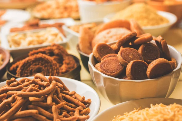 Fotografia di scorta di cibo Diwali o snack Diwali o dolci Diwali come anarsa, bakarvadi, chakli, sev, bhujiya, shankar pallido e chivda o chiwada, karanji, ricetta diwali indiana preferita, messa a fuoco selettiva — Foto Stock