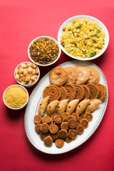 Stockfoto van Diwali voedsel of Diwali snacks of Diwali snoepjes zoals anarsa, bakarvadi, chakli, sev, bhujiya, shankar bleke en chivda of chiwada, karanji, favoriete Indiase diwali recept, selectieve aandacht — Stockfoto