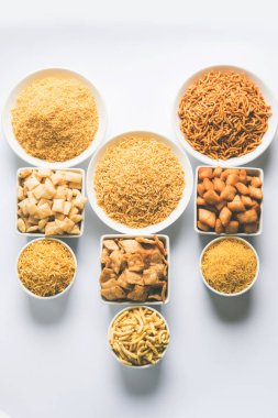 stok fotoğraf ile shakkar para ya da shankar soluk, Shakkarpare, sarı Namkeen sev çeşitli Shakarpali beyaz kase sanatsal olarak düzenlenmiş seçici odak hizmet