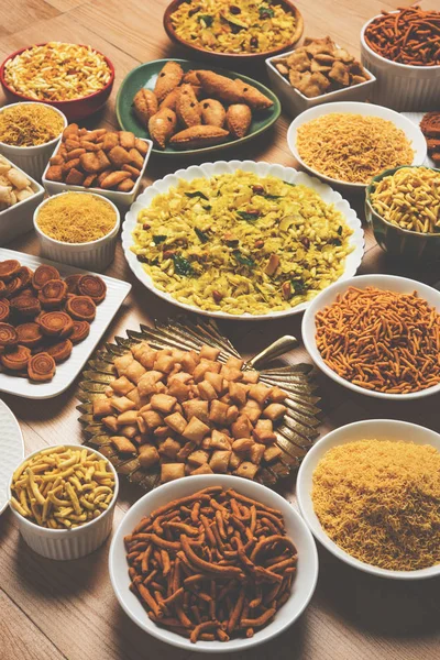 Stockfoto van Diwali voedsel of Diwali snacks of Diwali snoepjes zoals anarsa, bakarvadi, chakli, sev, bhujiya, shankar bleke en chivda of chiwada, karanji, favoriete Indiase diwali recept, selectieve aandacht — Stockfoto