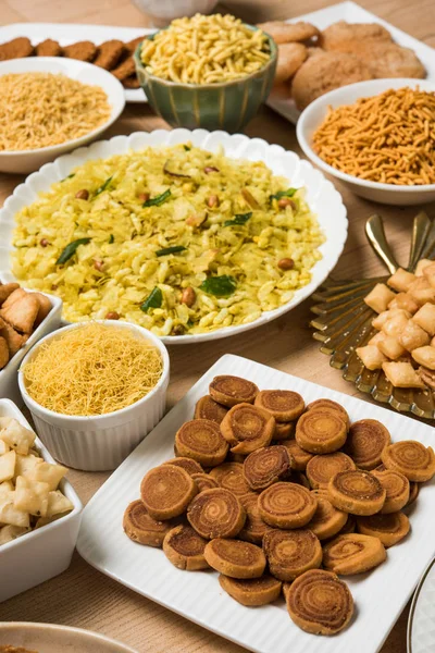 Stockfoto van Diwali voedsel of Diwali snacks of Diwali snoepjes zoals anarsa, bakarvadi, chakli, sev, bhujiya, shankar bleke en chivda of chiwada, karanji, favoriete Indiase diwali recept, selectieve aandacht — Stockfoto