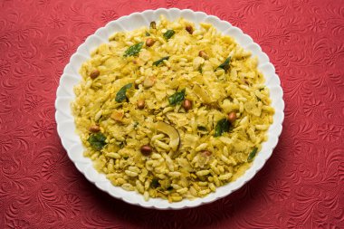 Hint geleneksel ve popüler snack poha chivda veya öğeleri gibi ince düzleştirilmiş pirinç, kırmızı biber kızartma üzerinden yapılan chivada, köri yaprakları, yer fıstığı, kaju fındık ve badem. seçici odak