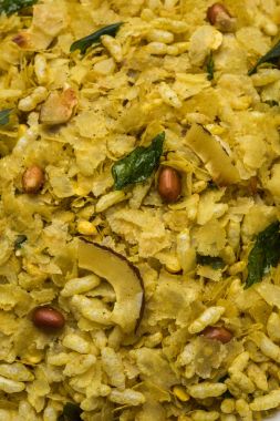 Hint geleneksel ve popüler snack poha chivda veya öğeleri gibi ince düzleştirilmiş pirinç, kırmızı biber kızartma üzerinden yapılan chivada, köri yaprakları, yer fıstığı, kaju fındık ve badem. seçici odak