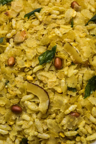 Hint geleneksel ve popüler snack poha chivda veya öğeleri gibi ince düzleştirilmiş pirinç, kırmızı biber kızartma üzerinden yapılan chivada, köri yaprakları, yer fıstığı, kaju fındık ve badem. seçici odak