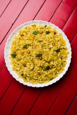 Hint geleneksel ve popüler snack poha chivda veya öğeleri gibi ince düzleştirilmiş pirinç, kırmızı biber kızartma üzerinden yapılan chivada, köri yaprakları, yer fıstığı, kaju fındık ve badem. seçici odak