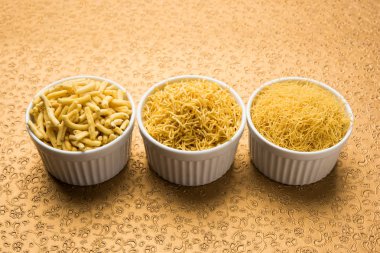 Aloo Sev Namkeen. Patates püresi, nohut unu ve baharattan oluşan yemek.