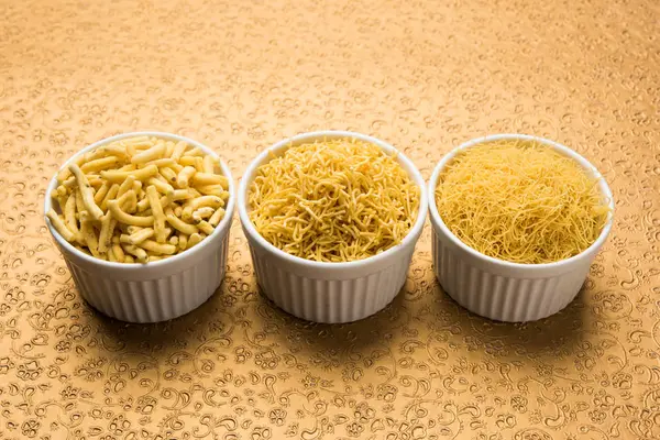 Aloo Sev Namkeen. Patates püresi, nohut unu ve baharattan oluşan yemek.