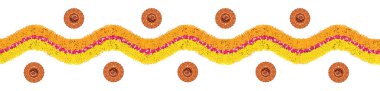 Hisse senedi çizimi çiçek rangoli veya kenarlık desenli pongal veya Diwali için diwali diya orta ile beyaz arka plan üzerinde kadife çiçeği veya zendu çiçekler ve kırmızı gül yaprakları kullanılarak yapılan