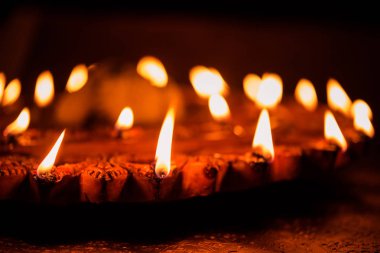 Stok fotoğraf bir ışıklı kiremit Diwali lamba veya Diya üzerine ayrıntılı sanat eseri ile. bir huysuz arka plan ve seçici odak