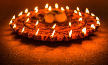 Stok fotoğraf bir ışıklı kiremit Diwali lamba veya Diya üzerine ayrıntılı sanat eseri ile. bir huysuz arka plan ve seçici odak