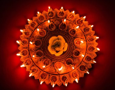 Stok fotoğraf bir ışıklı kiremit Diwali lamba veya Diya üzerine ayrıntılı sanat eseri ile. bir huysuz arka plan ve seçici odak