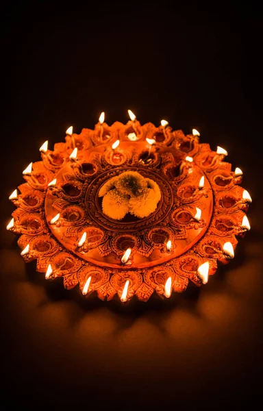 Stok fotoğraf bir ışıklı kiremit Diwali lamba veya Diya üzerine ayrıntılı sanat eseri ile. bir huysuz arka plan ve seçici odak