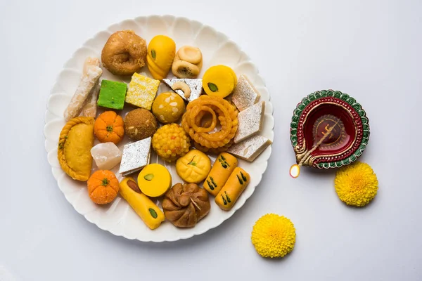 인도 달콤한 또는 mithai 오일 램프 또는 선물 상자와 꽃 장식이 나 화려한 배경, 선택적 초점에 diya의 재고 사진 — 스톡 사진