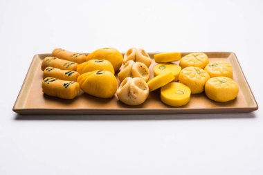 çeşitli tatlılar veya turuncu peda veya pedha veya süt, khoya, şeker, safran vb seçici odak uydurdum pera koleksiyonunun stok fotoğraf