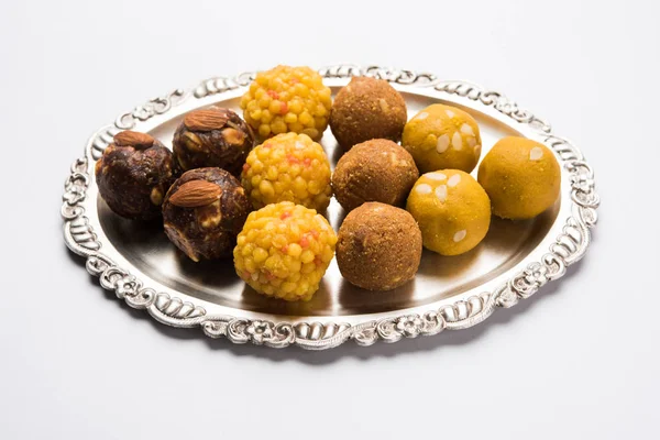 Photo de stock de variété de laddu ou laddoo doux ou ladu, une boulette sucrée composée de bundi, fruits secs ou de rava, mise au point sélective — Photo