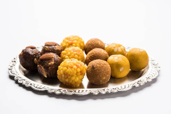 Склад фото различных сладких laddu или laddoo или ladu, сладкий пельмень из Bundi, сухофрукты или рава, избирательный фокус — стоковое фото