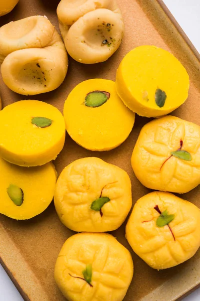 çeşitli tatlılar veya turuncu peda veya pedha veya süt, khoya, şeker, safran vb seçici odak uydurdum pera koleksiyonunun stok fotoğraf