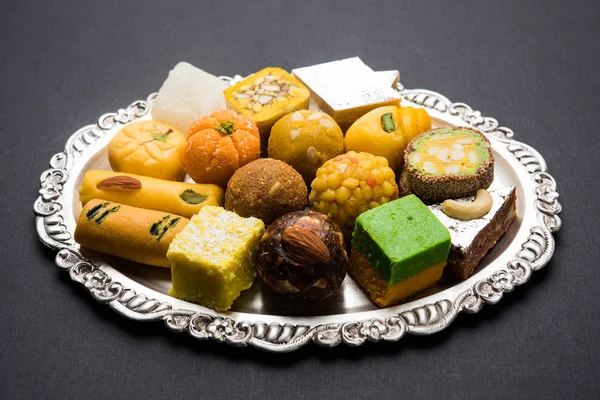 Fotografie z indické sladkosti sloužil v stříbrné nebo dřevěné desky. rozmanitost Peda, burfi, Kristýna v dekorativní talíř, Selektivní ostření — Stock fotografie