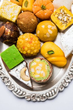 Hint tatlılar stok fotoğraf gümüş veya ahşap plaka servis. çeşitli Peda, burfi, laddu dekoratif tabak, seçici odak içinde