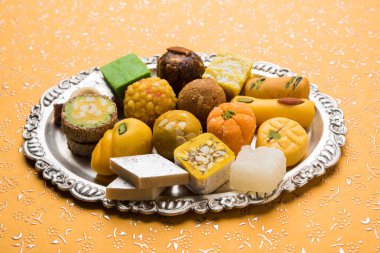 Hint tatlılar stok fotoğraf gümüş veya ahşap plaka servis. çeşitli Peda, burfi, laddu dekoratif tabak, seçici odak içinde